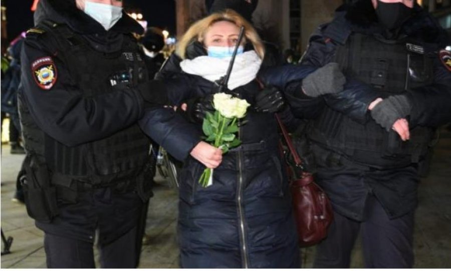 FOTO/ Putin shtyp protestat kundër luftës në Ukrainë, 700 të arrestuar