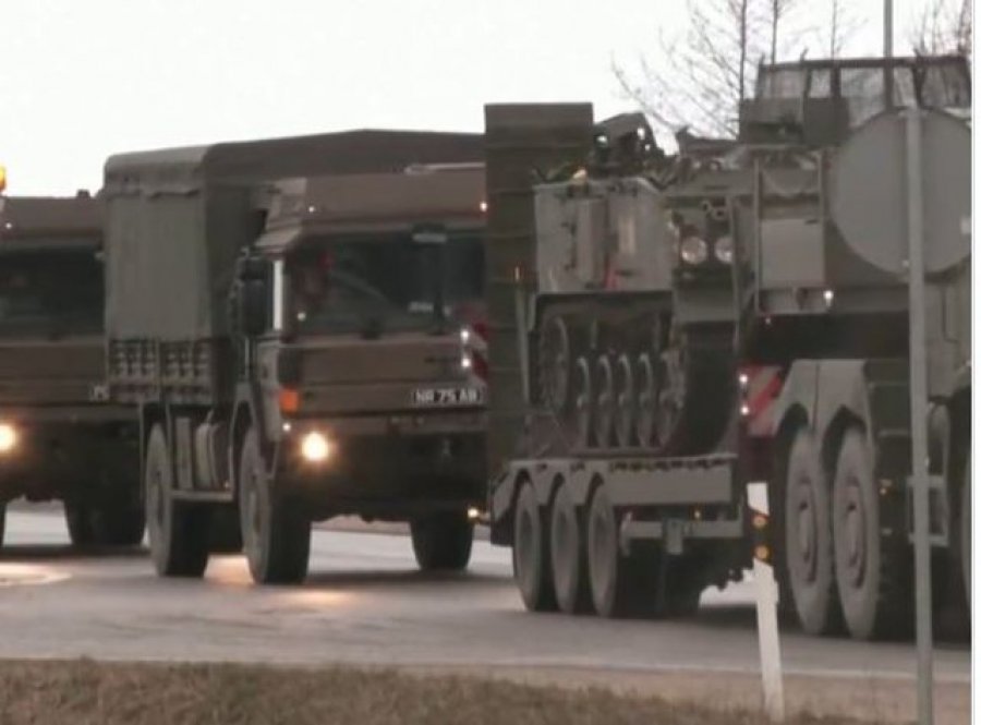 VIDEO/ Lufta në Ukrainë, mijëra pajisje ushtarake dhe tanke mbërrijnë në Estoni