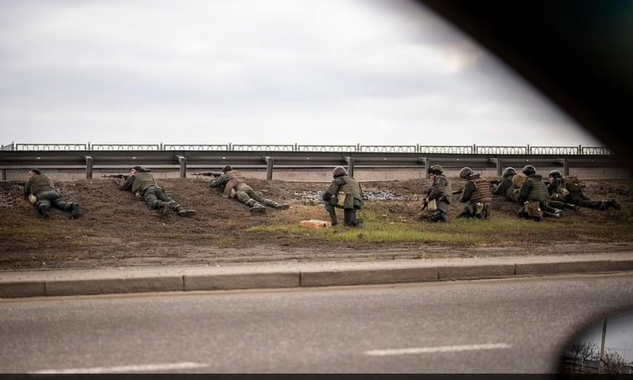 FOTO/ Trupat ruse rrethojnë Kievin. Intensifikohen luftimet, tym e flakë në qiell