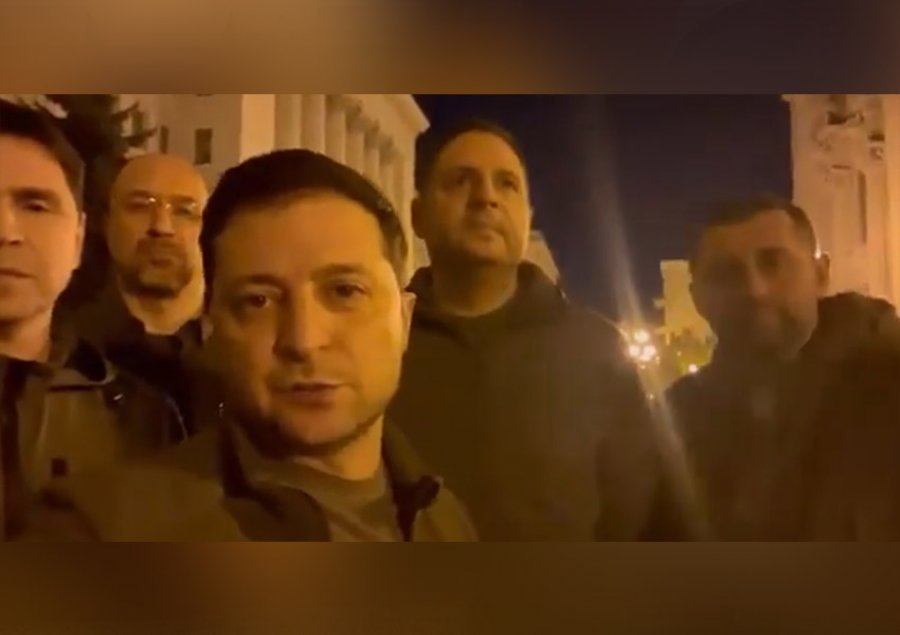 VIDEO/ Presidenti Zelenskyy mobilizon qytetarët nga Kievi: Të gjithë jemi këtu! Do ta mbrojmë Ukrainën