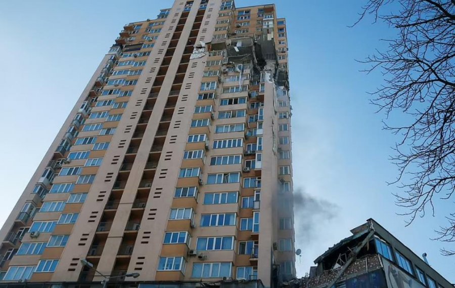 VIDEO- Dalin pamjet se si shembet blloku i apartamenteve në Ukrainë kur goditet nga raketat ruse