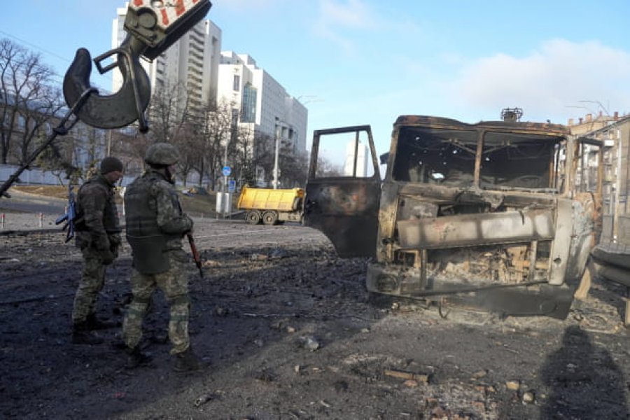 VIDEO/ Ja si po luftojnë ukrainasit në qytetin Kharkiv