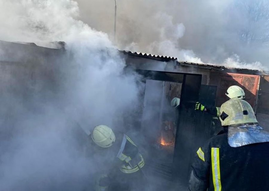 FOTO/ Betejë heroike për të mbrojtur Kievin, ukrainasit hedhin në erë urën në periferi të qytetit