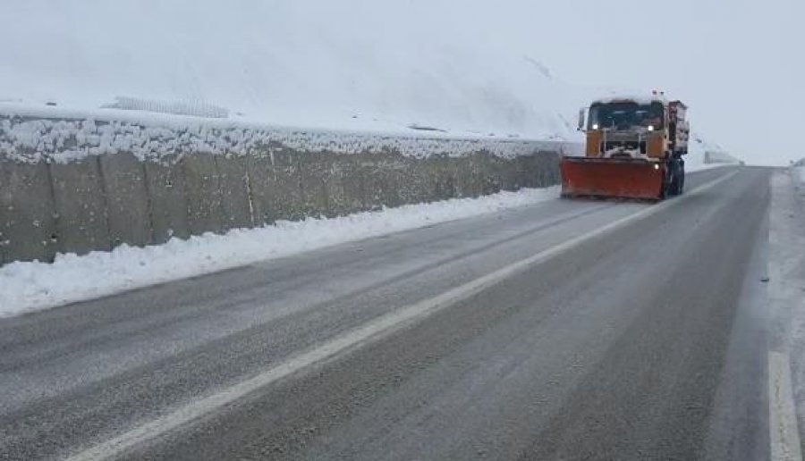 Dëbora në rrugë, policia: Ndalohet kalimi drejt Greqisë nga Kapshtica për kamionët