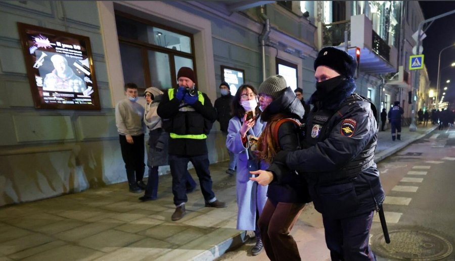 Policia ruse arreston qindra protestues kundër luftës në Ukrainë