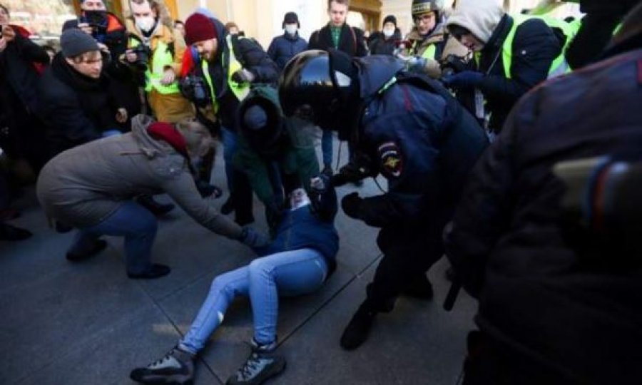 Gati 6,000 të arrestuar në të gjithë Rusinë pas ditës së katërt të protestave kundër luftës