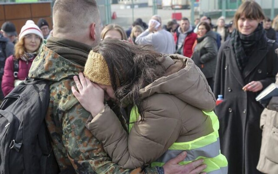 Mijëra ukrainas nxitojnë të kthehen në atdhe për të luftuar kundër Rusisë