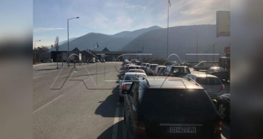 ‘Bllokohet’ Bllaca nga veturat – Pritje të gjata në kufirin e Kosovës