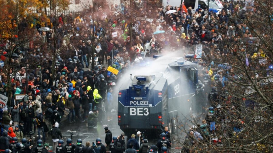 ‘Kundër masave anti-Covid’/ Protestuesit përleshen me policinë në Gjermani  