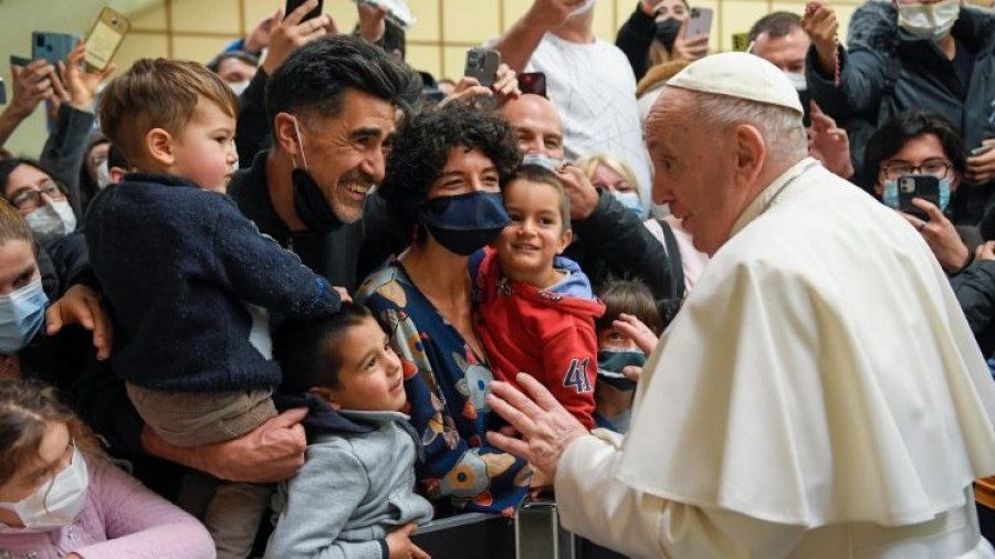 Papa Françesku: Birësimi, një nga format më të larta të mirëpritjes