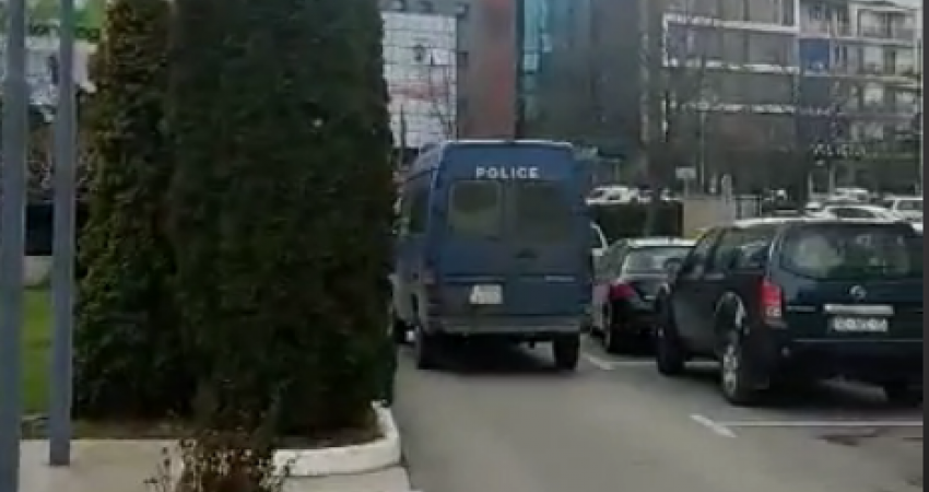 Furgonët e policisë largohen nga dyert e ministrisë, pritet një vizitë në objektin ku po kryhen bastisjet (Foto,Video)