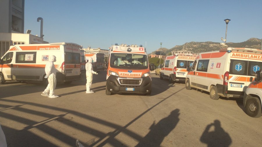 Rreshtohen ambulancat në urgjencat e spitaleve në Itali, mjekët: Jemi kthyer në 2020-ën