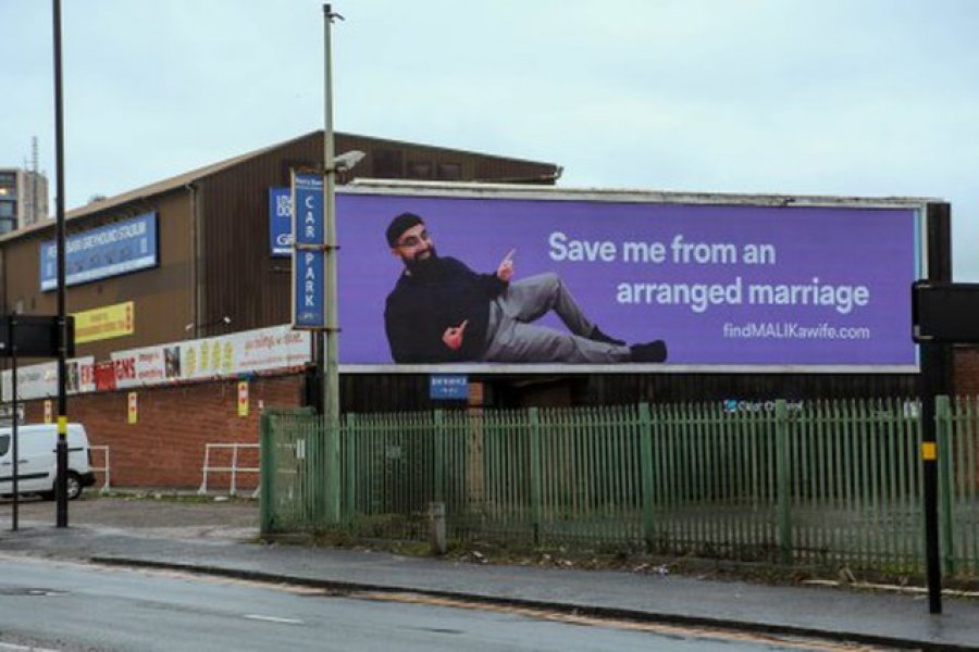 ‘Më shpëto nga një martesë me mblesëri’, billboard i këtij djali bëhet viral 