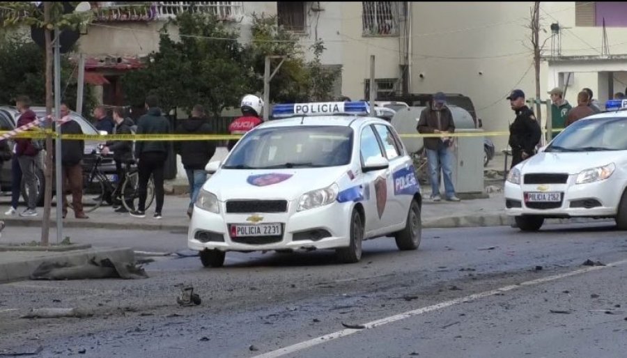 Shpërthen një makinë në ecje e sipër në Unazën e Re, plagoset shoferi dhe pasagjeri