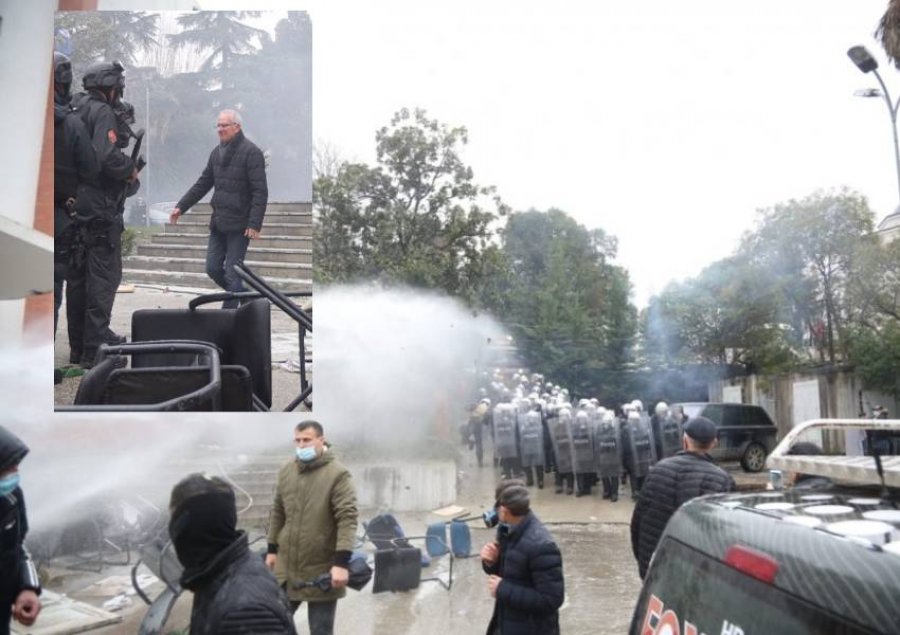 I qeshur dhe i lumtur, deputeti i Bashës falenderon policët për dhunën mbi demokratët