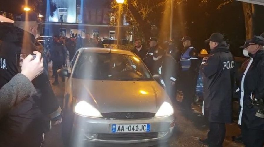 Policia ndalon dy persona te selia e PD, i shoqëron në komisariat