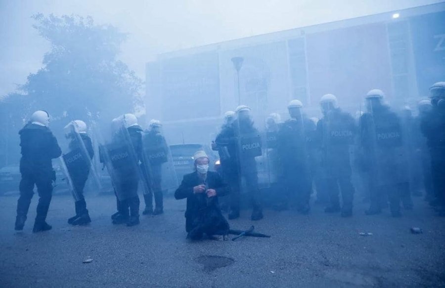 Bledi Çuçi përgëzon policinë që helmoi me gaz dhe dhunoi protestuesit demokratë