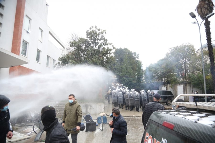 FOTO LAJM/ Pamjet, ja si u dhunuan demokratët nga Basha e Rama