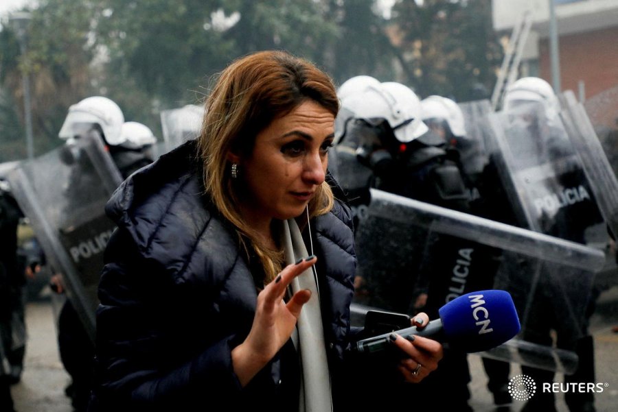 FOTOT/ Rama-Basha mbytën me helm Tiranën, nuk kursyen as gazetarët