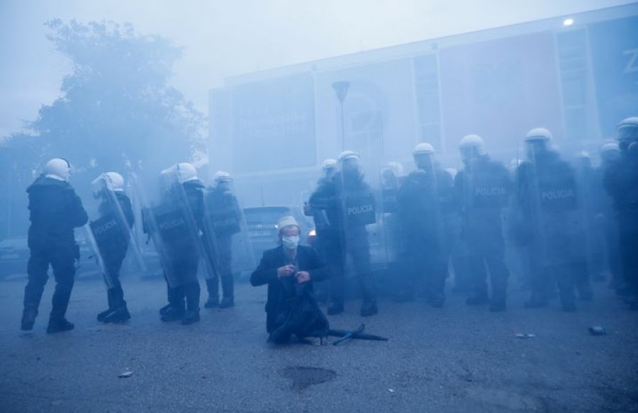 Mediat gjermane/ Spiegel: Nga brenda selisë u hodh gaz lotsjellës mbi protestuesit
