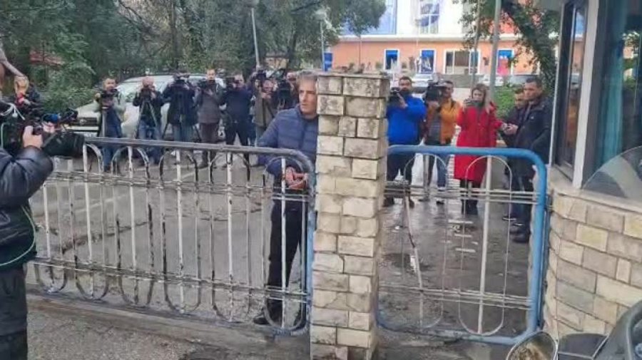 VIDEO-FOTO/ Pasi Basha e lidhi me zinxhirë, hapet dera kryesore e selisë së PD