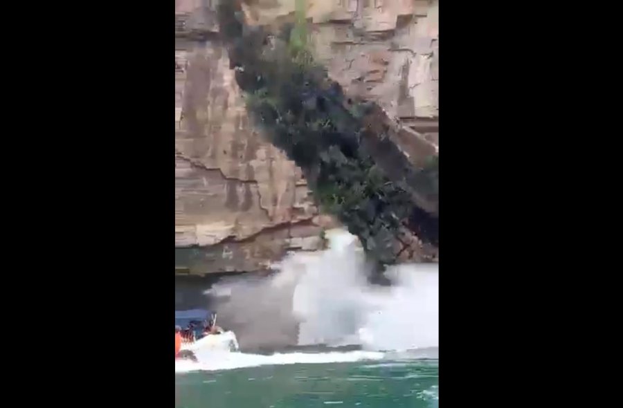 VIDEO/ Momenti kur një shkëmb shkëputet dhe bie mbi tre varka, raportohet për 7 të vdekur