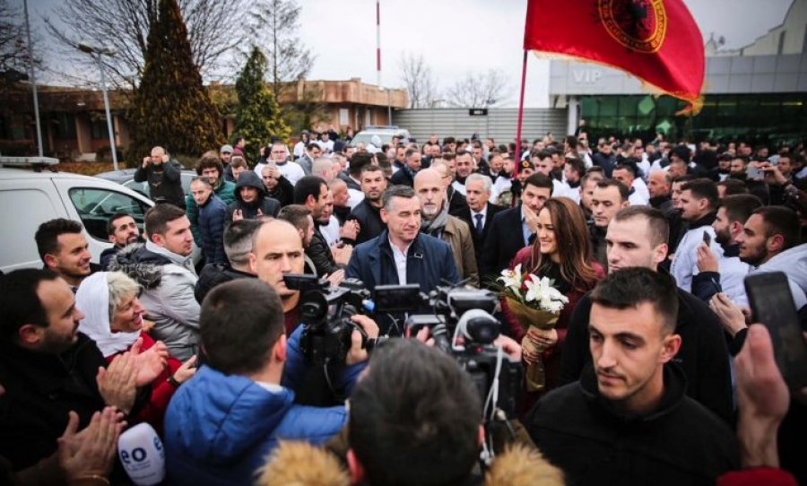 FOTO/ i vdiq nëna, Kadri Veseli mbërrin në Kosovë 