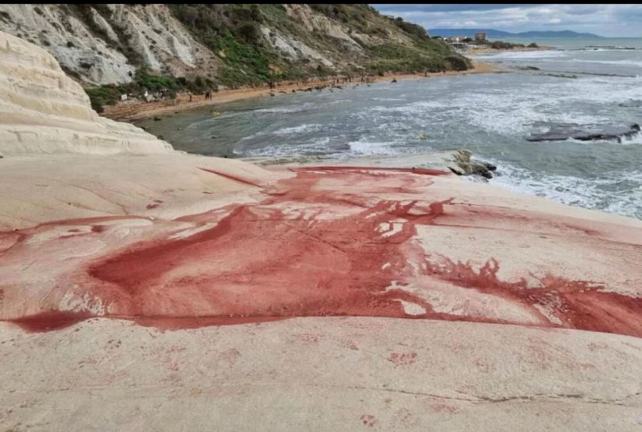 Vandalët ngjyrosin me ngjyrë të kuqe 'Shkallët turke', plazhi më i bukur shkëmbor në Siçili