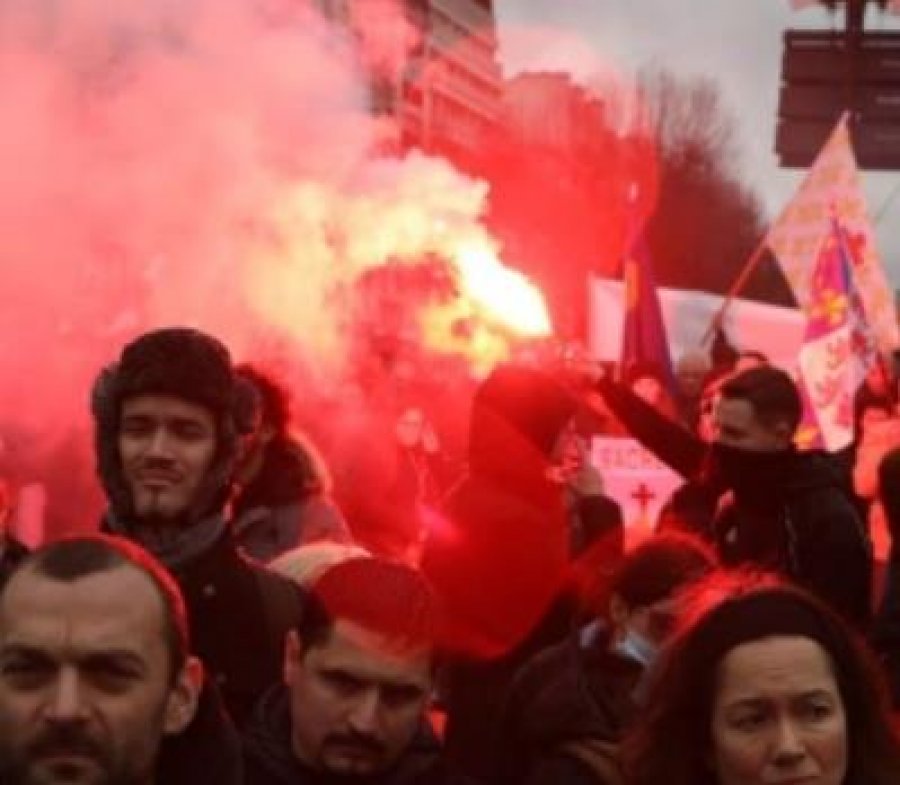 Mijra francezë në protestë kundër shtrëngimit të masave