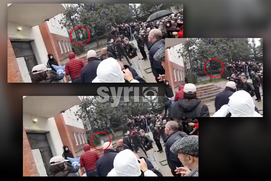 VIDEO/ Pamjet kur mercenarët e Lulzim Bashës hedhin xhama mbi kokat e demokratëve