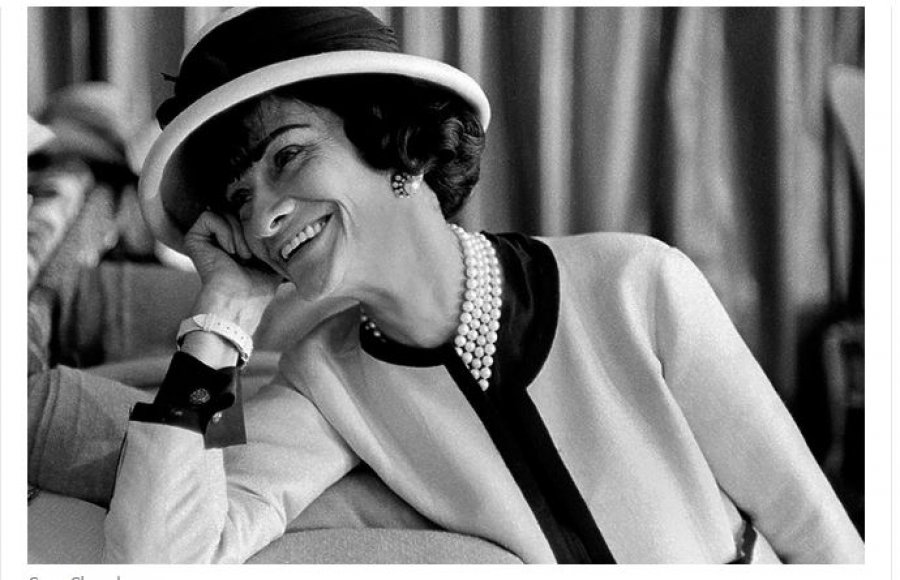 Coco Chanel ndryshoi modën me pesë rregulla revolucionare