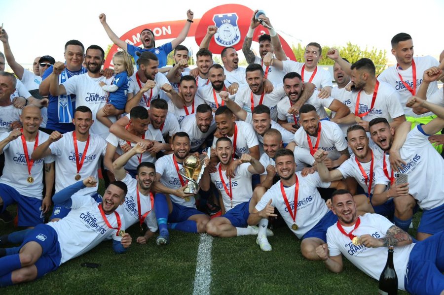 FOTO/ Largohet nga Teuta njëri prej futbollistëve që fitoi titullin kampion