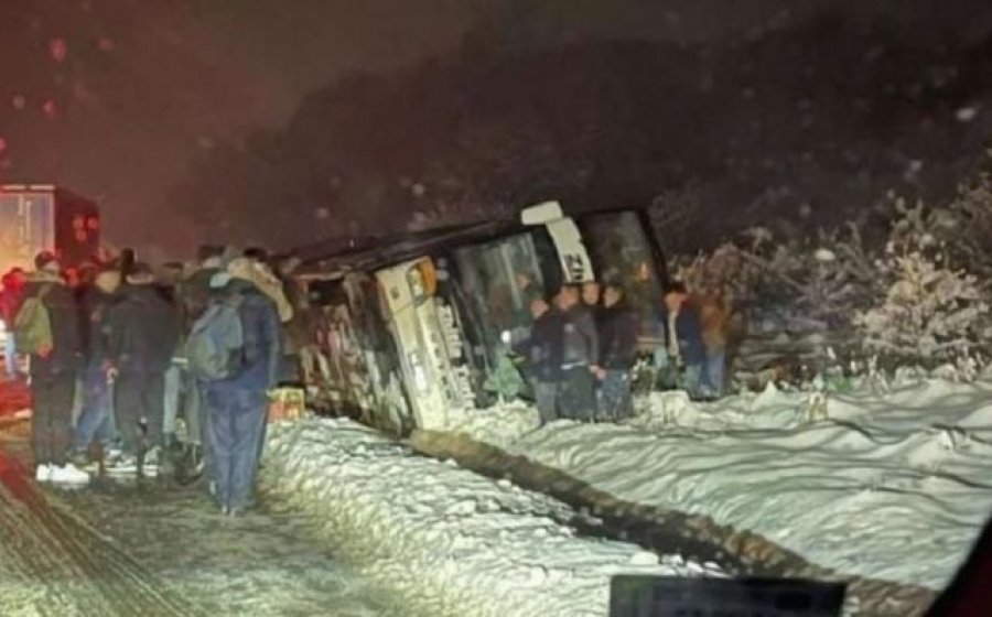 Aksidenti në Serbi, pasagjeri: Autobusi u përmbys për shkak të rrugës së papastruar nga bora, shoferi nuk ka faj