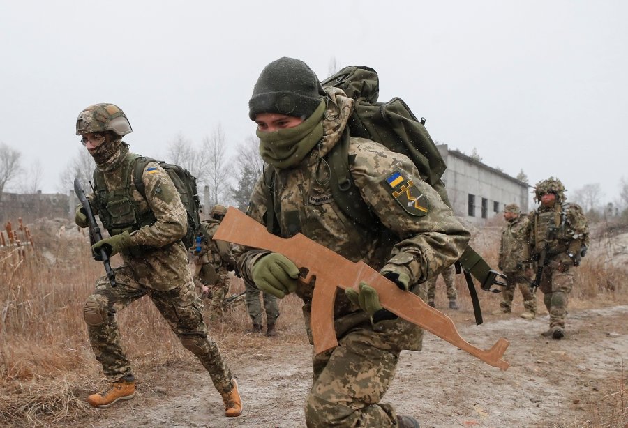 Rezervistët e ushtrisë ukrainase stërviten në mes të tensioneve kufitare me Rusinë