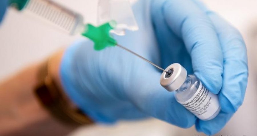 Studimi në Britani: Vaksinimi zvogëlon rrezikun e koronavirusit të zgjatur