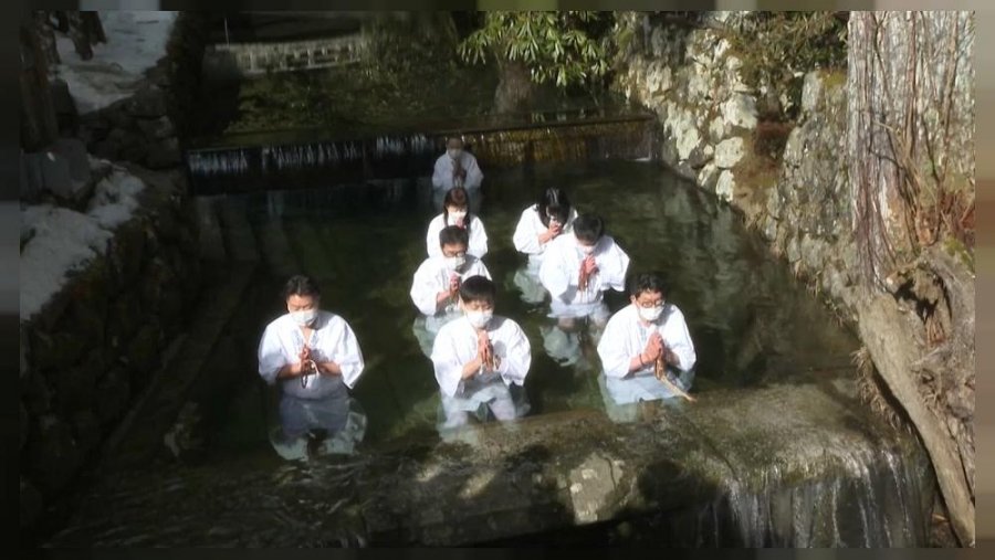 Priftërinjtë budistë lahen në lumin e akullt për ritualin vjetor të dëlirësisë