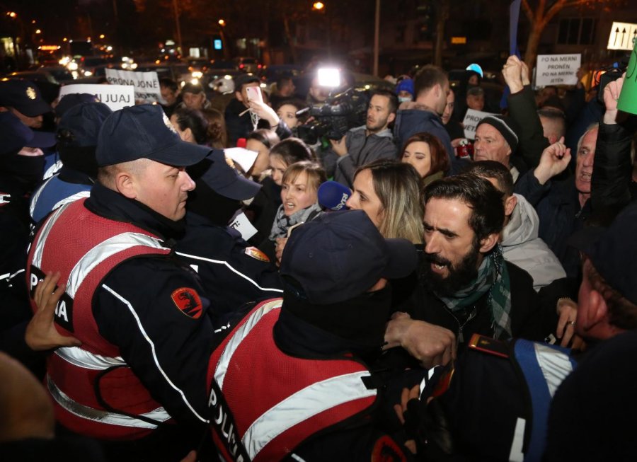 VIDEO/ Banorët e Laprakës dhe '5 majit' në protestë, policia tenton t'i shpërndajë me forcë