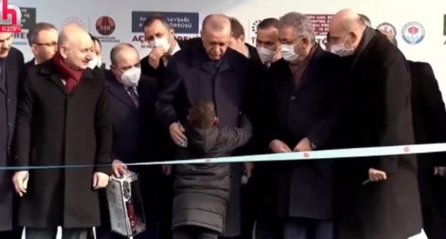 Video prekëse/ Fëmija i lutet Erdogan duke qarë: Ma nxirr babin që ka 10 vjet në burg