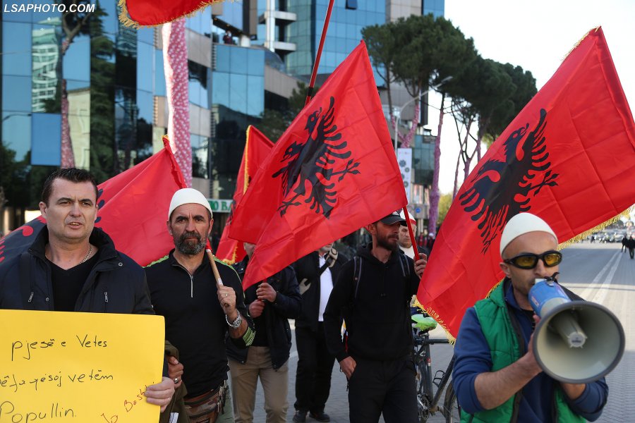 Koha që 'të riedukojmë' këtë kryeministër sharlatan, që na ka rënë për pjesë!