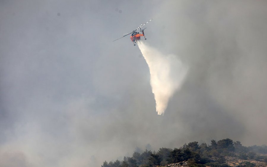 Qindra zjarrfikës në  Greqi luftojnë me flakët në Peloponez