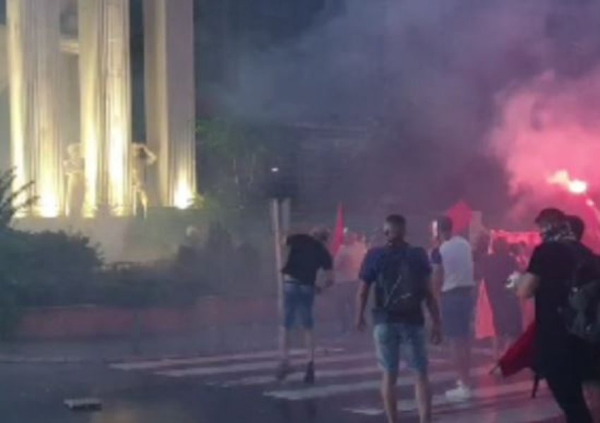 VIDEO/ Shkupi ndizet nga protestat, turma tenton të hyjë në Parlament, thyhen xhamat e Ministrisë së Jashtme