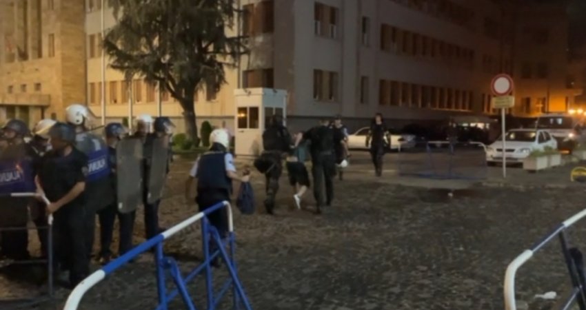 Policia arreston disa protestues në Shkup (VIDEO)