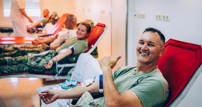 Në mbështetje të popullit të Kosovës, ushtarët e KFOR-it dhurojnë vullnetarisht gjak