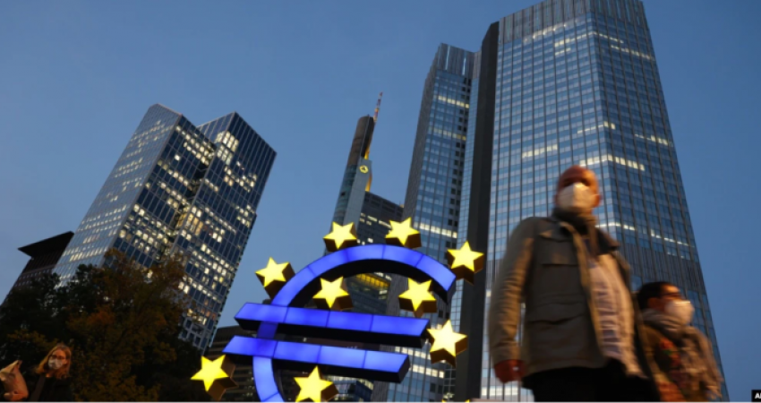 Eurozona rrit normat e interesit pas 11 vjetësh