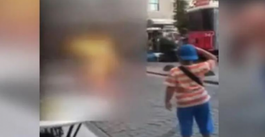 E rëndë në Turqi/ Një burrë i vë flakën vetes përpara kullës “Galata” në Stamboll, njerëzit filmojnë skenën