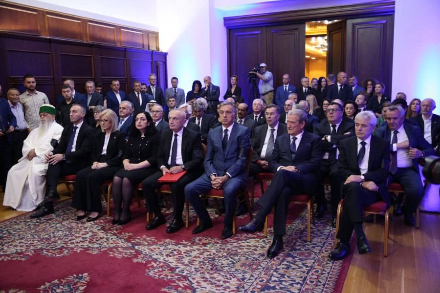 Presidentja e Kosovës në Tiranë, homazhe në nderim të ish-Presidentit Bujar Nishani