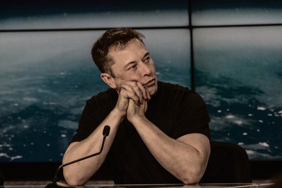 Musk ultimatum punonjësve të Tesla-s: Punoni nga zyra ose largohuni