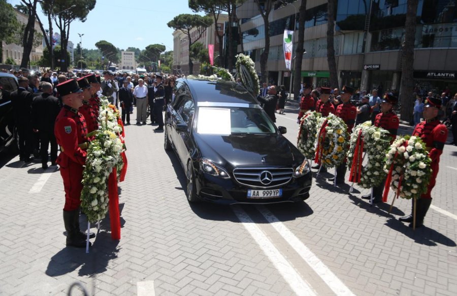 Alibeaj dhe Bardhi bojkotojnë ceremoninë e varrimit të Nishanit