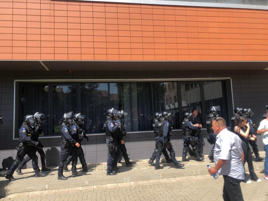 VIDEO/ Prishtinë: përshkallëzohet protesta e veteranëve të UÇK, Policia gjuan me gaz lotsjellës