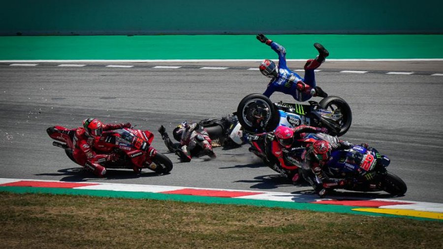  VIDEO/ Përplas kokën në gomën e pasme të motorit, aksident i frikshëm në MotoGP